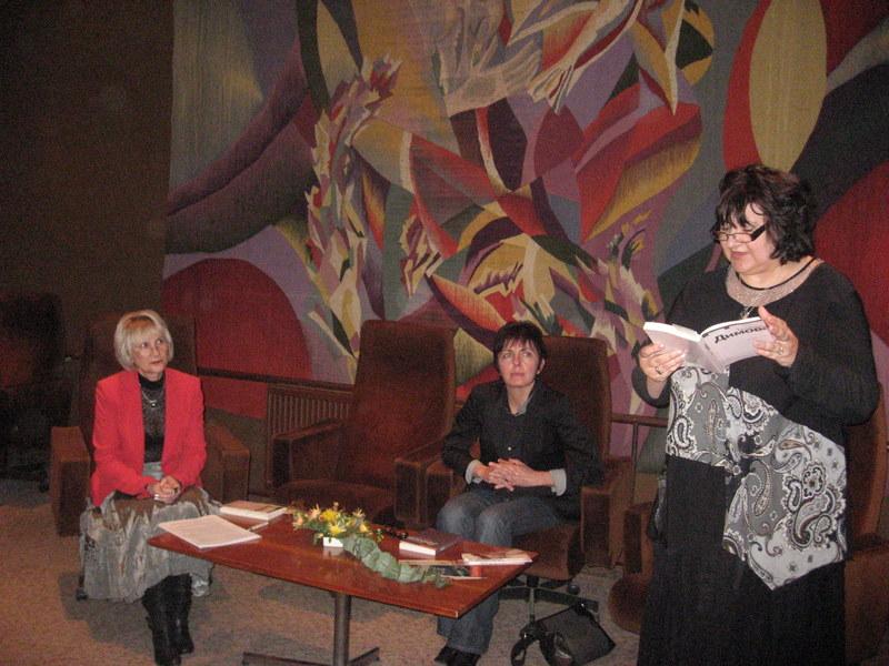 IMG_6989.jpg - Среща с Теодора Димова - "Романът - литературна среща на поколенията /диалогът бащи и деца в литературата/" "Недовършен роман"   "Адриана"