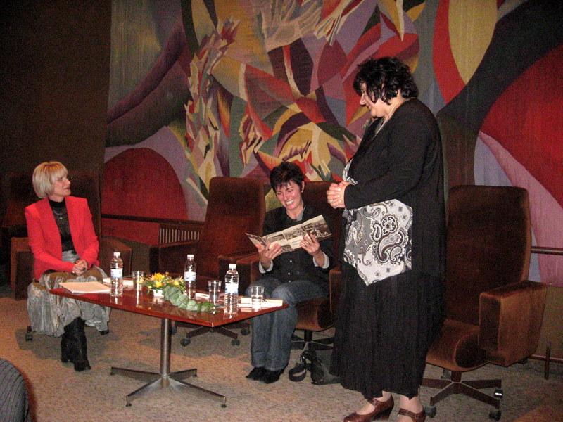 IMG_6996.jpg - Среща с Теодора Димова - "Романът - литературна среща на поколенията /диалогът бащи и деца в литературата/" "Недовършен роман"   "Адриана"