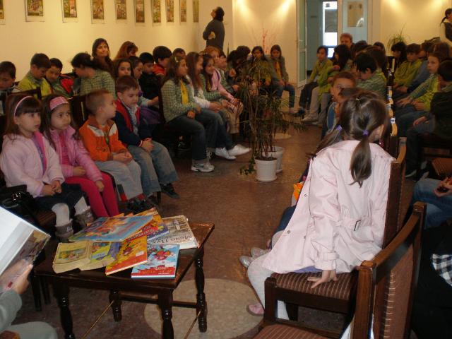 P4230179.JPG - Деца четат в НЧ "Просвета", кв. Аспарухово