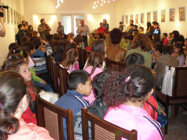 P4230183.JPG - Деца четат в НЧ "Просвета", кв. Аспарухово