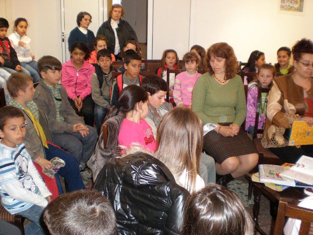 P4230186.JPG - Деца четат в НЧ "Просвета", кв. Аспарухово