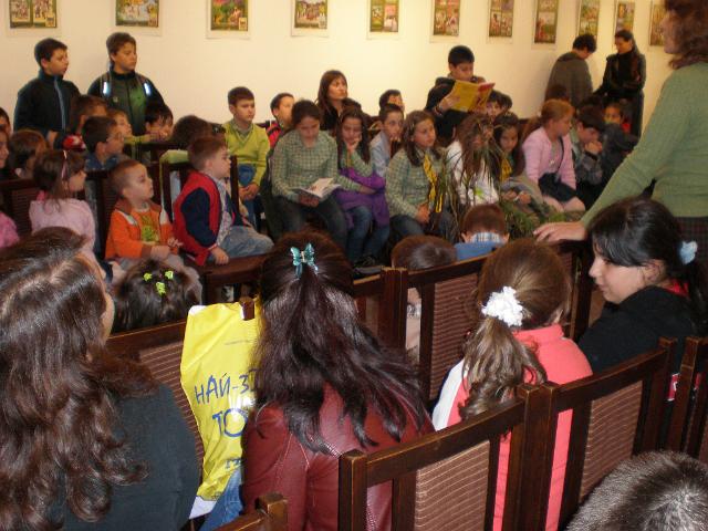 P4230187.JPG - Деца четат в НЧ "Просвета", кв. Аспарухово