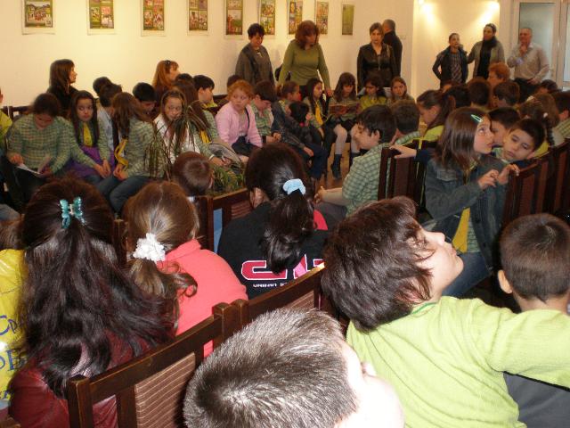 P4230188.JPG - Деца четат в НЧ "Просвета", кв. Аспарухово