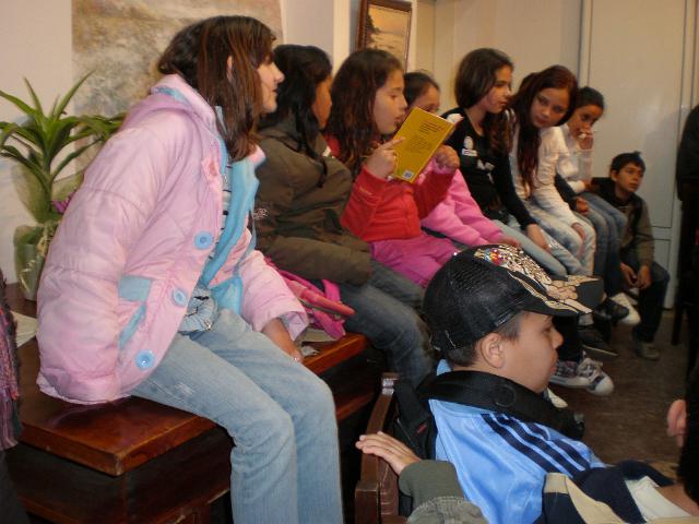 P4230190.JPG - Деца четат в НЧ "Просвета", кв. Аспарухово