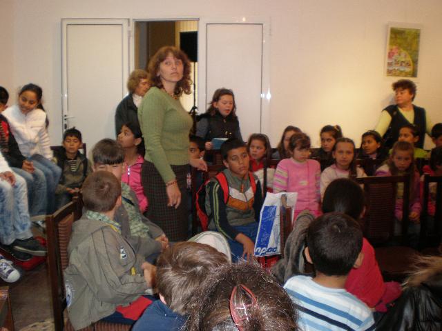 P4230191.JPG - Деца четат в НЧ "Просвета", кв. Аспарухово