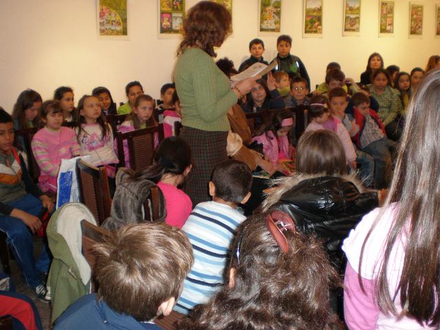 P4230192.JPG - Деца четат в НЧ "Просвета", кв. Аспарухово