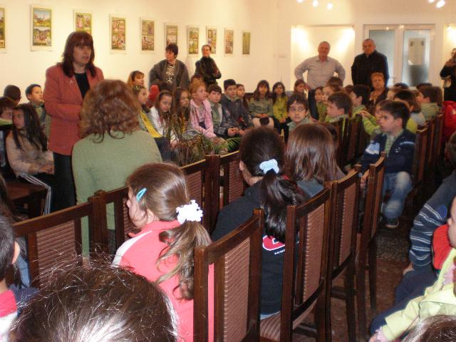 P4230194.JPG - Деца четат в НЧ "Просвета", кв. Аспарухово