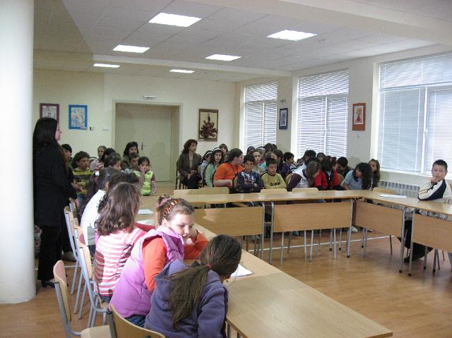 IMG_1790.JPG - Деца четат в читалище "Прогрес", кв. Виница