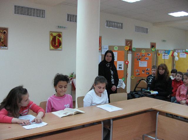 IMG_1793.JPG - Деца четат в читалище "Прогрес", кв. Виница