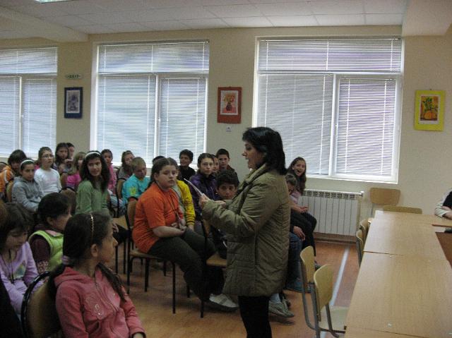 IMG_1799.JPG - Деца четат в читалище "Прогрес", кв. Виница