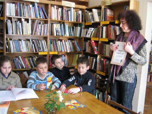 IMG_2322.JPG - Гостуват деца от Детски клуб "Мелита". Четене на приказки на Валери Петров