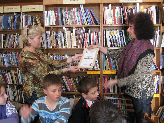 IMG_2324.JPG - Гостуват деца от Детски клуб "Мелита". Четене на приказки на Валери Петров