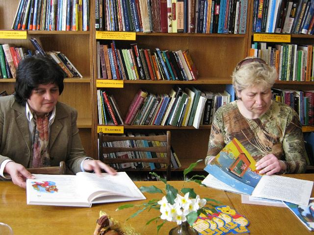 IMG_2325.JPG - Гостуват деца от Детски клуб "Мелита". Четене на приказки на Валери Петров