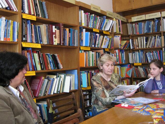 IMG_2336.JPG - Гостуват деца от Детски клуб "Мелита". Четене на приказки на Валери Петров