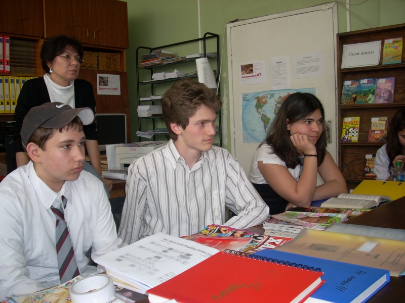 DSCN0058.jpg - Четене в Математическа гимназия "Петър Берон"
