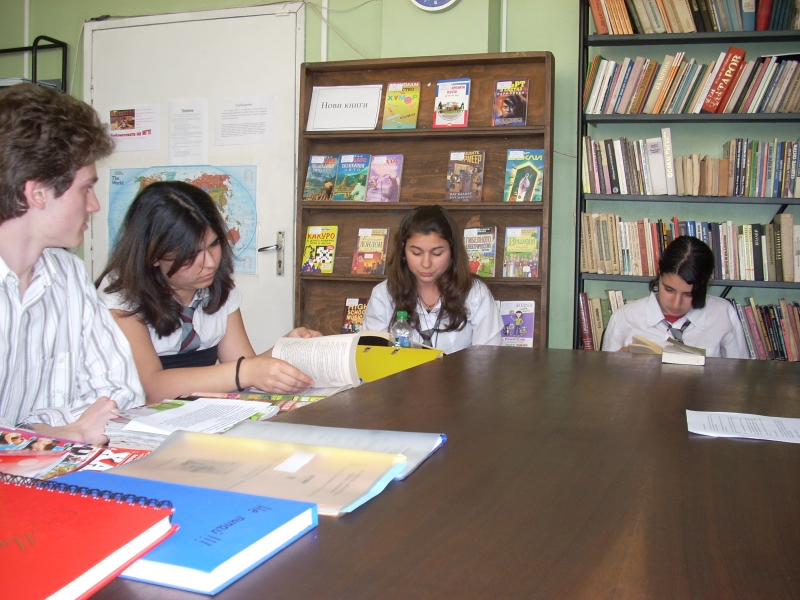 DSCN0059.jpg - Четене в Математическа гимназия "Петър Берон"