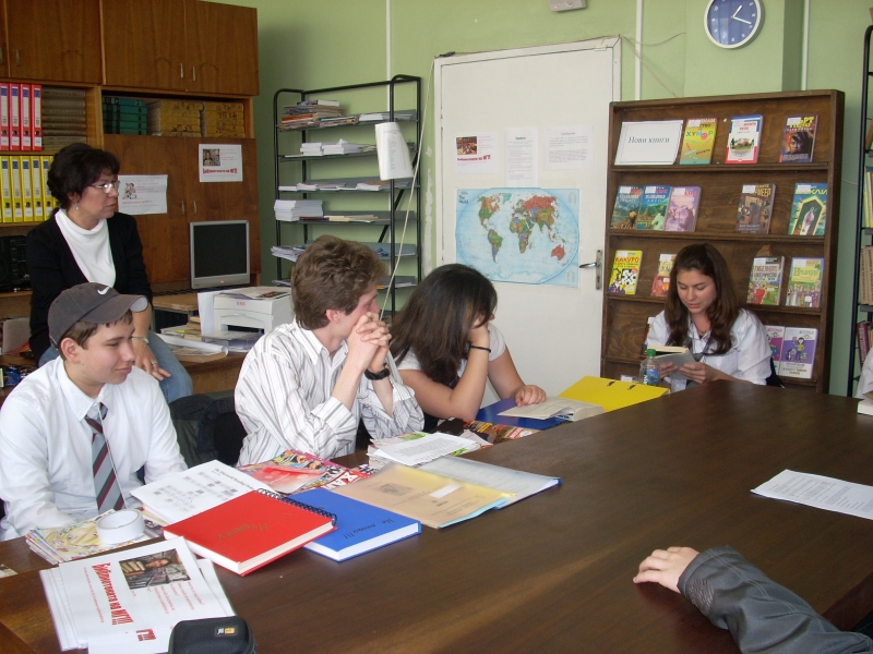 DSCN0061.jpg - Четене в Математическа гимназия "Петър Берон"