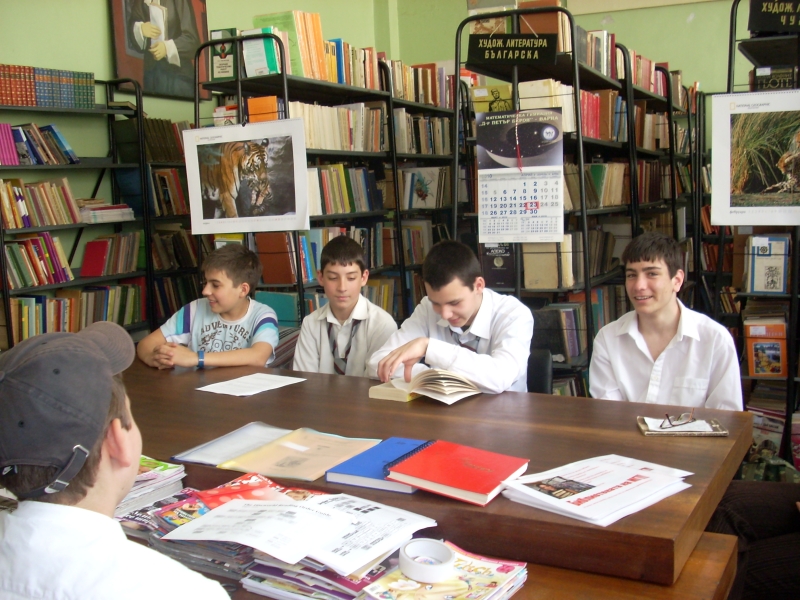 DSCN0064.jpg - Четене в Математическа гимназия "Петър Берон"