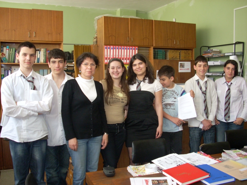 DSCN0066.jpg - Четене в Математическа гимназия "Петър Берон"