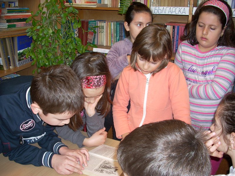 DSCN0054.JPG - Деца от ОУ "Г. С. Раковски" четат приказки на автора Валери Петров