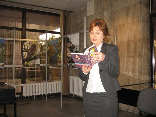 IMG_7083.JPG - Четене в библиотеката