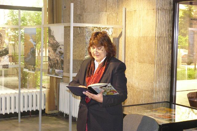 P1010742.JPG - Четене в библиотеката