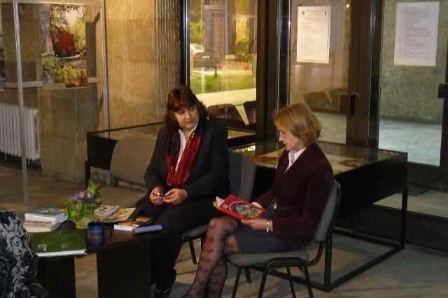 P1010747.JPG - Четене в библиотеката