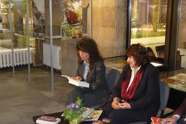 P1010748.JPG - Четене в библиотеката