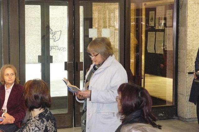 P1010751.JPG - Четене в библиотеката