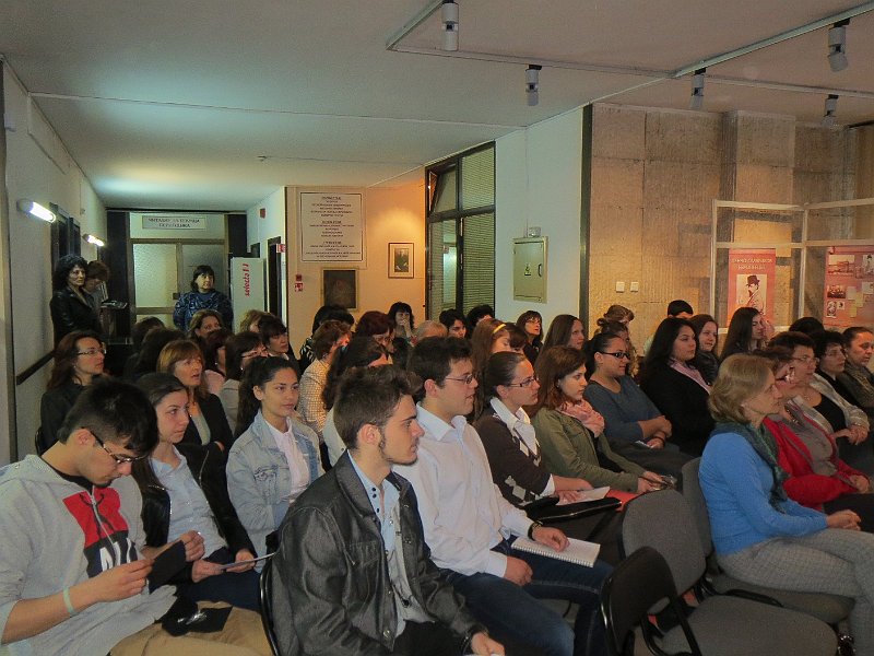 IMG_2469.JPG - Старт на Маратона в библиотеката.Ученици от I ЕГ четат откъси от творби на Шекспир на различни езици.