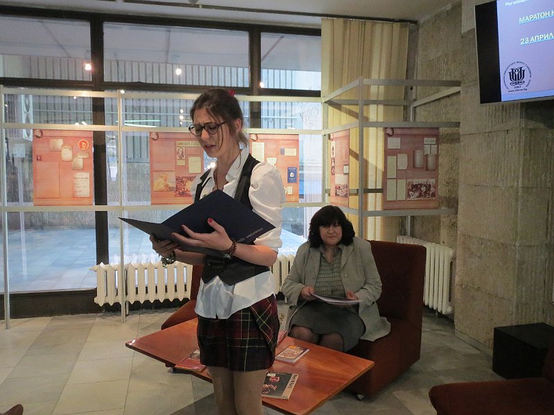 IMG_2470.JPG - Старт на Маратона в библиотеката.Ученици от I ЕГ четат откъси от творби на Шекспир на различни езици.