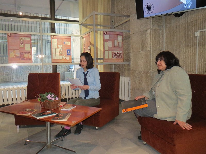 IMG_2471.JPG - Старт на Маратона в библиотеката.Ученици от I ЕГ четат откъси от творби на Шекспир на различни езици.