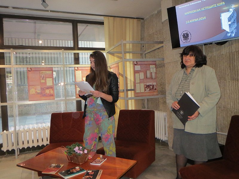 IMG_2472.JPG - Старт на Маратона в библиотеката.Ученици от I ЕГ четат откъси от творби на Шекспир на различни езици.