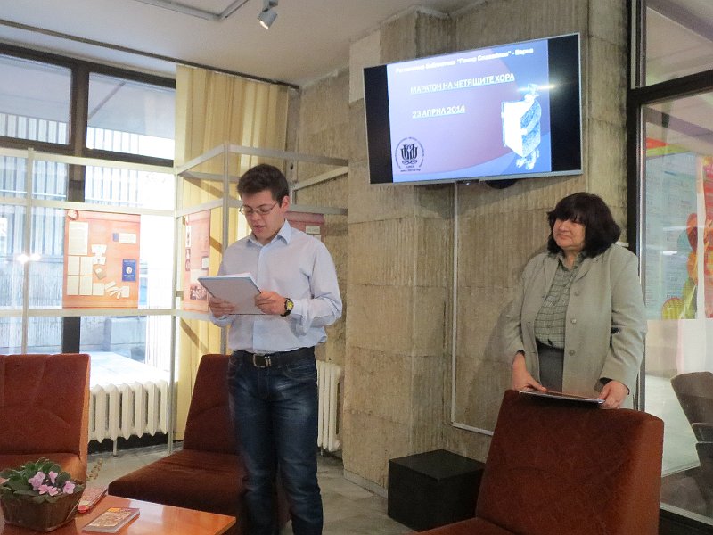 IMG_2473.JPG - Старт на Маратона в библиотеката.Ученици от I ЕГ четат откъси от творби на Шекспир на различни езици.