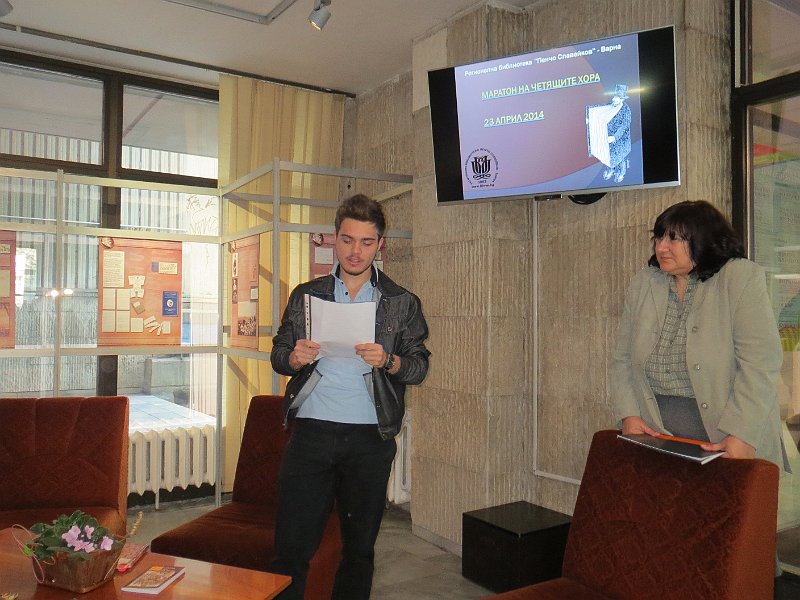 IMG_2474.JPG - Старт на Маратона в библиотеката.Ученици от I ЕГ четат откъси от творби на Шекспир на различни езици.