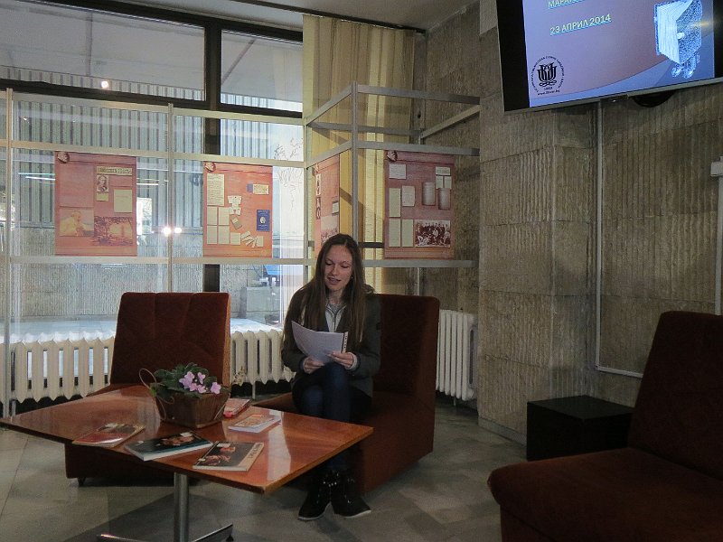 IMG_2478.JPG - Старт на Маратона в библиотеката.Ученици от I ЕГ четат откъси от творби на Шекспир на различни езици.