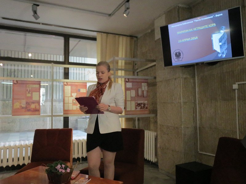 IMG_2480.JPG - Старт на Маратона в библиотеката.Ученици от I ЕГ четат откъси от творби на Шекспир на различни езици.