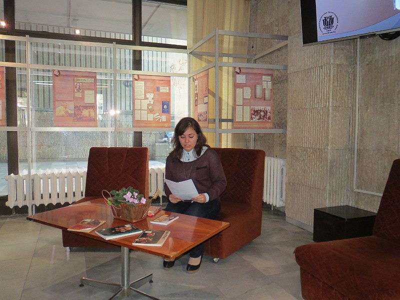 IMG_2481.JPG - Старт на Маратона в библиотеката.Ученици от I ЕГ четат откъси от творби на Шекспир на различни езици.