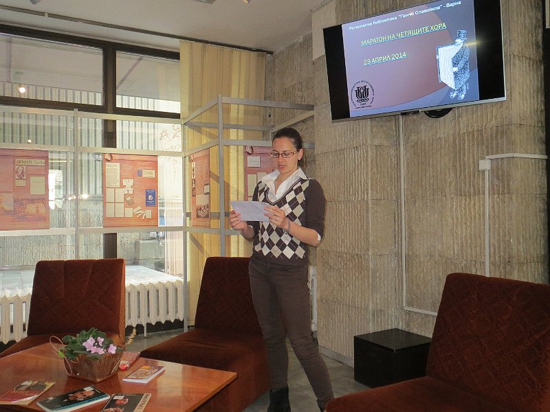 IMG_2482.JPG - Старт на Маратона в библиотеката.Ученици от I ЕГ четат откъси от творби на Шекспир на различни езици.