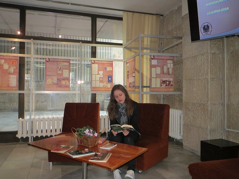 IMG_2484.JPG - Старт на Маратона в библиотеката.Ученици от I ЕГ четат откъси от творби на Шекспир на различни езици.