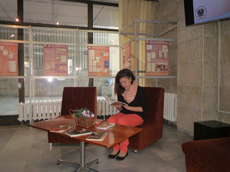 IMG_2485.JPG - Старт на Маратона в библиотеката.Ученици от I ЕГ четат откъси от творби на Шекспир на различни езици.