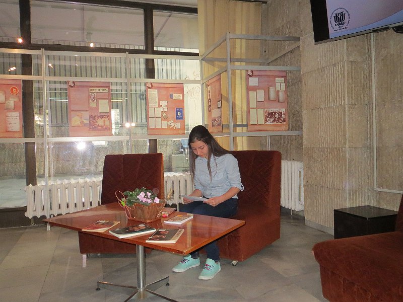 IMG_2486.JPG - Старт на Маратона в библиотеката.Ученици от I ЕГ четат откъси от творби на Шекспир на различни езици.