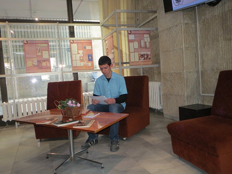 IMG_2488.JPG - Старт на Маратона в библиотеката.Ученици от I ЕГ четат откъси от творби на Шекспир на различни езици.