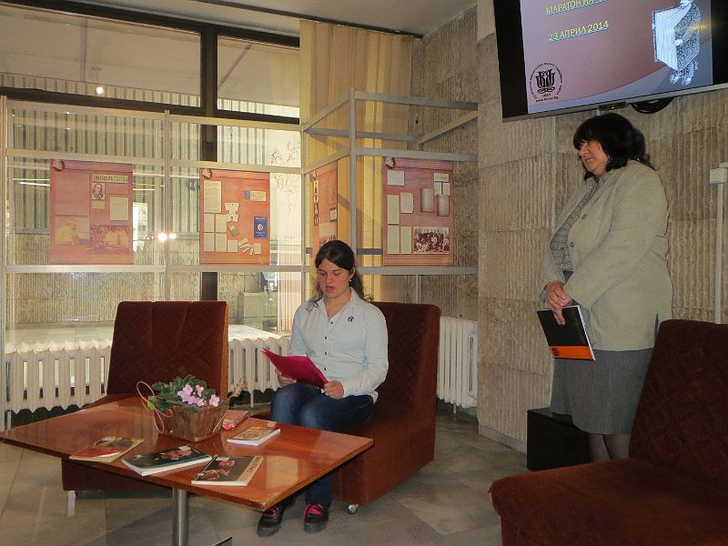 IMG_2489.JPG - Старт на Маратона в библиотеката.Ученици от I ЕГ четат откъси от творби на Шекспир на различни езици.