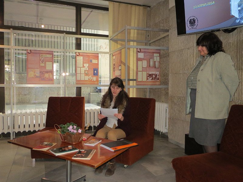 IMG_2490.JPG - Старт на Маратона в библиотеката.Ученици от I ЕГ четат откъси от творби на Шекспир на различни езици.