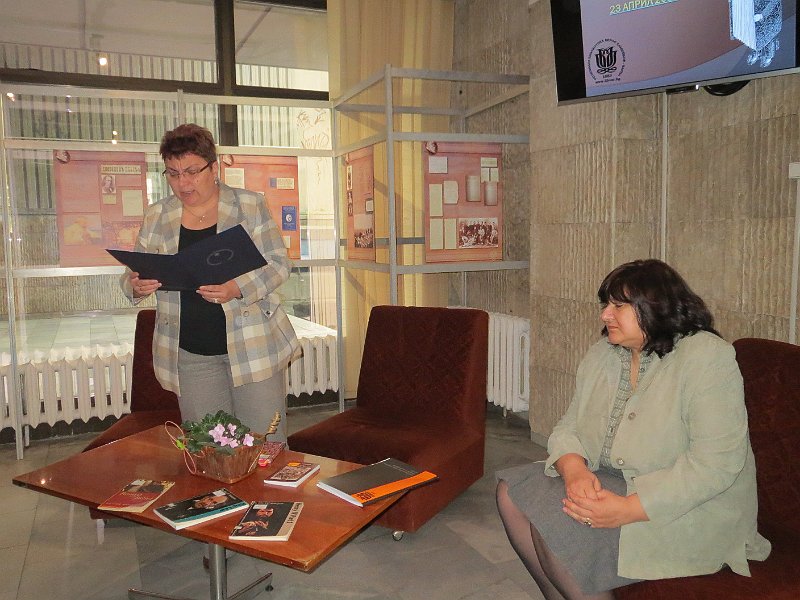 IMG_2492.JPG - Старт на Маратона в библиотеката. Емилия Милкова, директор, чете словото на Георги Господинов,  посветено на езиците, по повод 24 май.